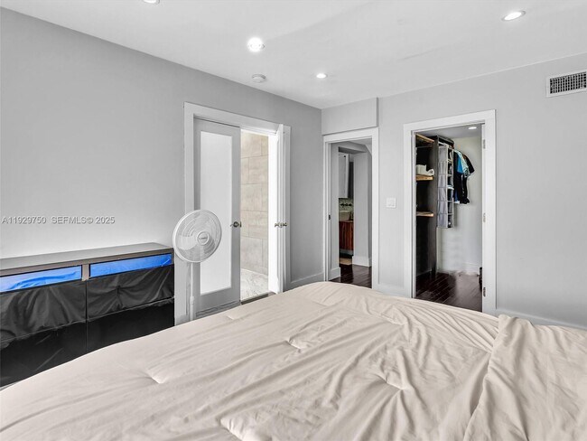 Building Photo - 20120 NE 25th Ct