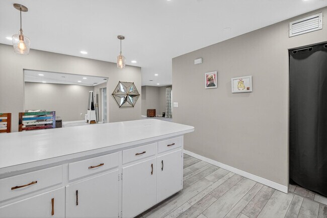 Building Photo - 1570 NE 30th Pl