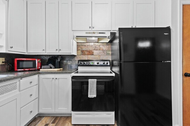 Building Photo - Flexible Furnished 2 BR 1 BA w/ garage and...