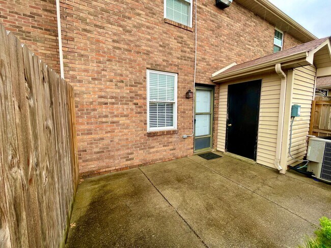 Building Photo - Great Townhome Convenient Location