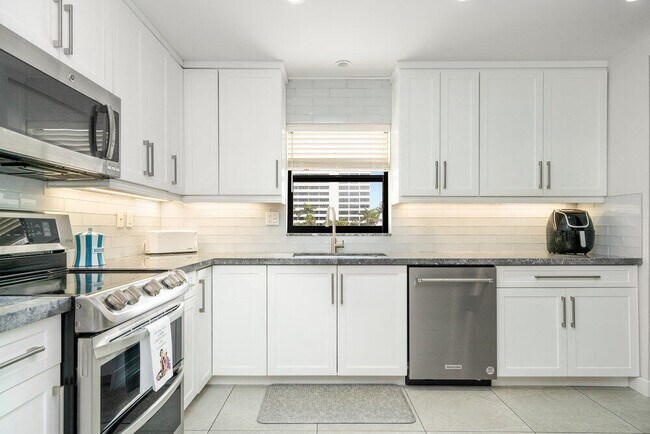 Building Photo - 2679 S Ocean Blvd