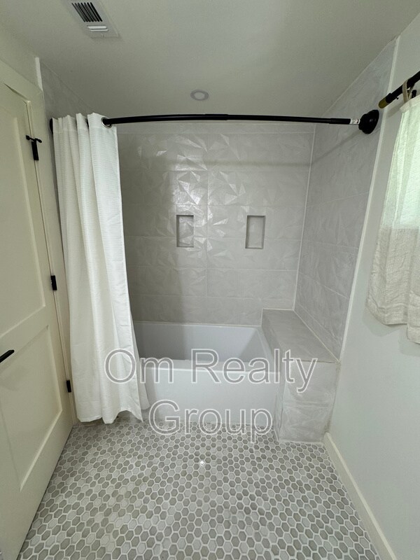 Building Photo - 3333 Calumet St
