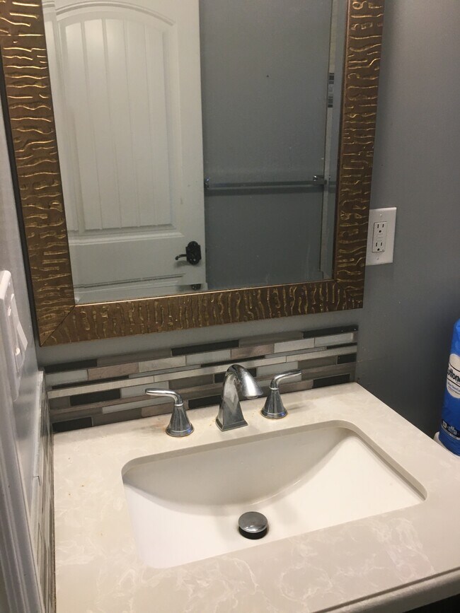 Building Photo - 1822 Eisenhower Dr