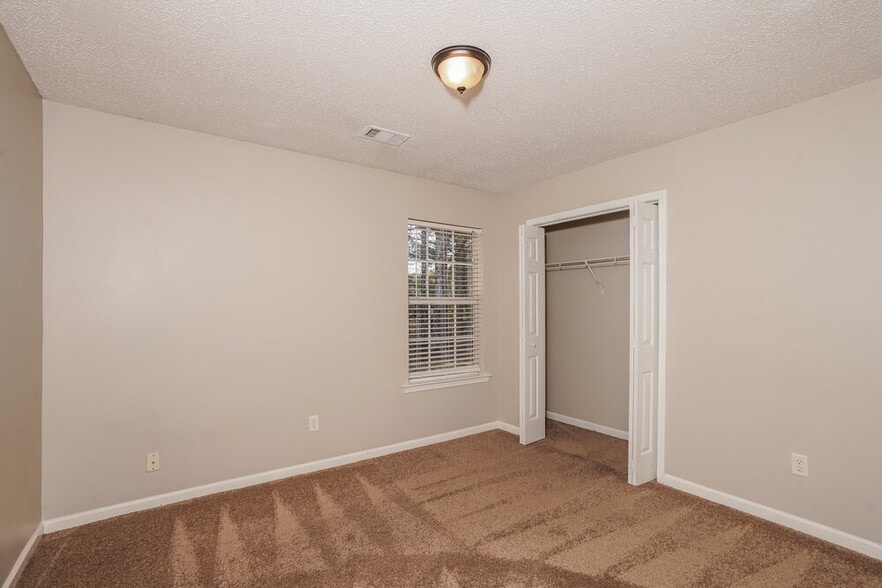 Building Photo - 310 The Gables Dr