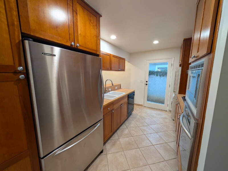 Building Photo - 421 Tustin Ave