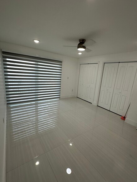 Building Photo - 9367 Fontainebleau Blvd