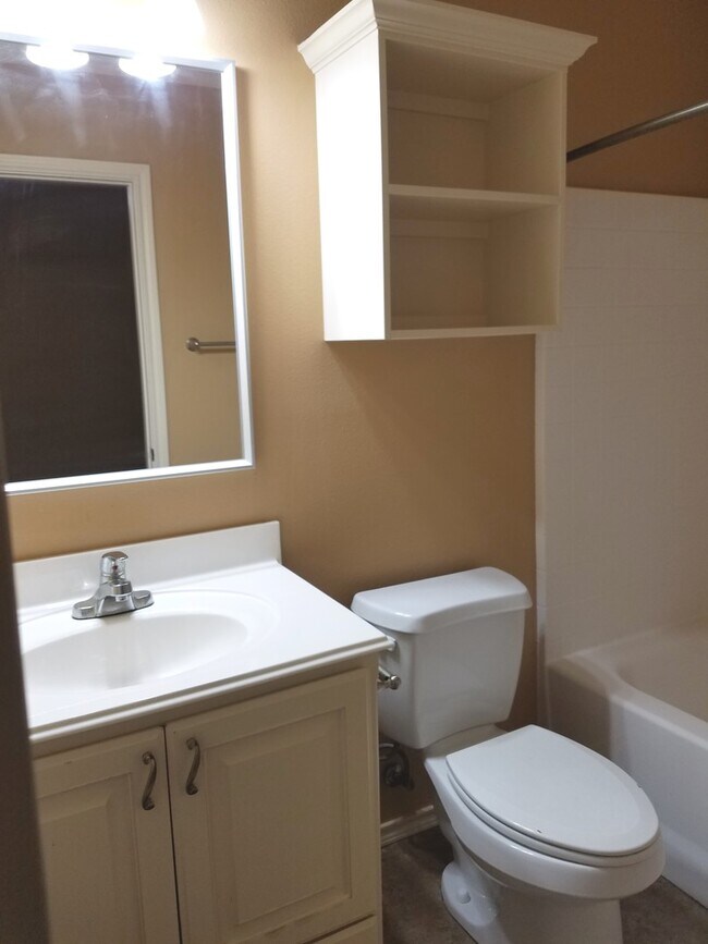 Building Photo - Lindale-Charming 2 Bedroom, 2 Bath House w/Garage!