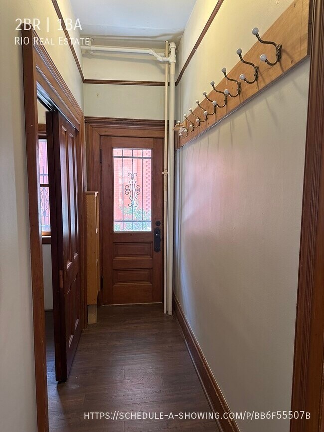 Building Photo - Stunning Two Bedroom Apartment With Victor...