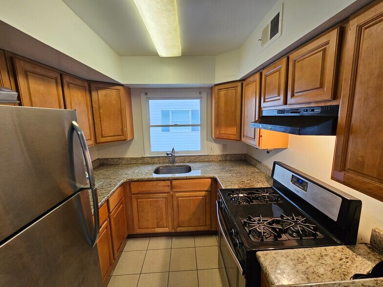 Building Photo - 806 W Oak Ln