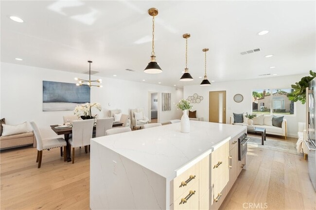 Building Photo - 3945 S Norton Ave