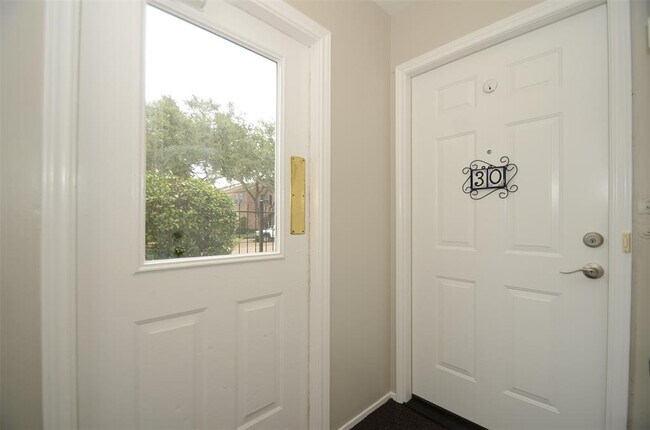 Building Photo - 6402 Del Monte Dr