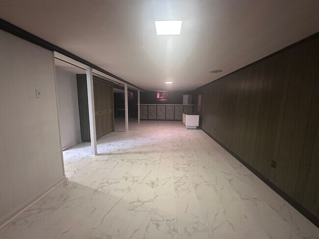 Building Photo - 3 bed, 2 full bath House in 40218 - $2,100/month