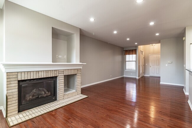 Building Photo - 1858 Crenshaw Cir