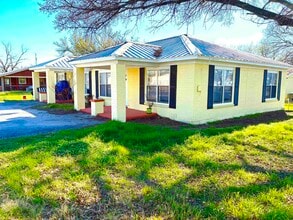 Building Photo - 800 S Vandeveer St