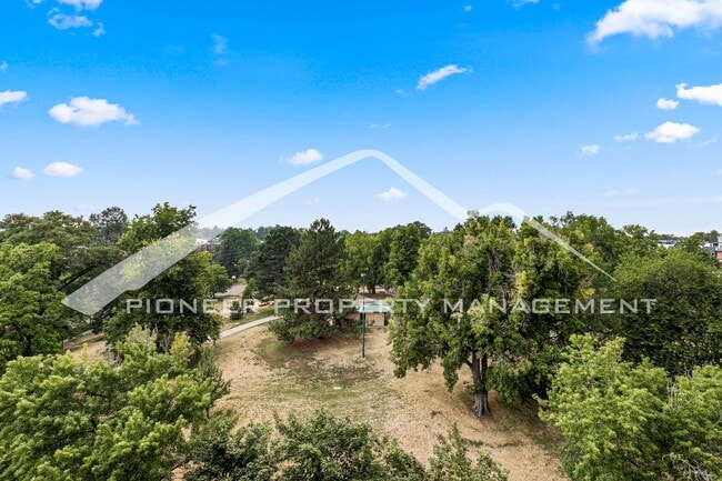 Building Photo - Gorgeous Condo with Mountain Views and Washer/Dryer