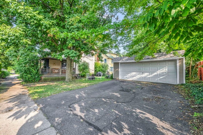 Building Photo - 1917 Forest View Dr
