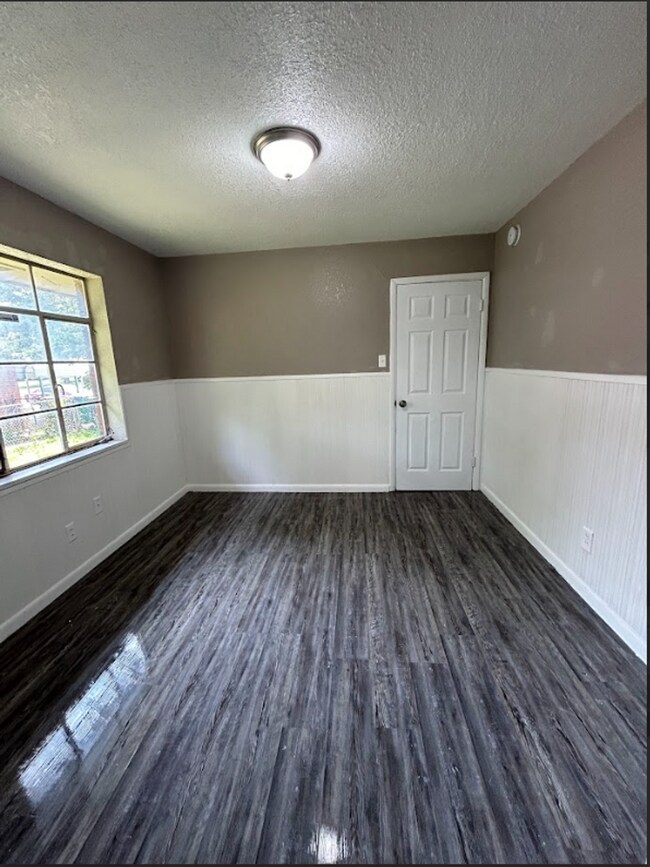 Building Photo - Cute 4 Bedroom Home