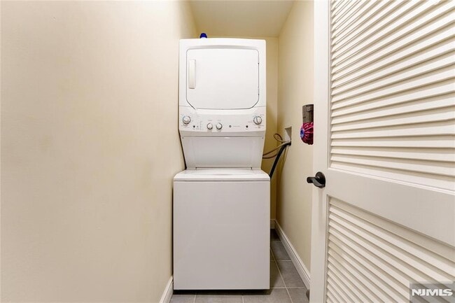 Building Photo - 210 Hackensack St