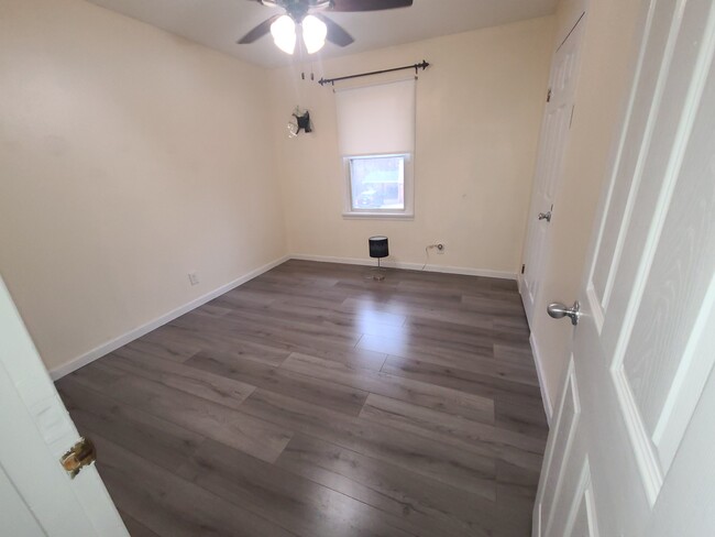 3rd bedroom with ceiling fan - 2015 Arlene Dr