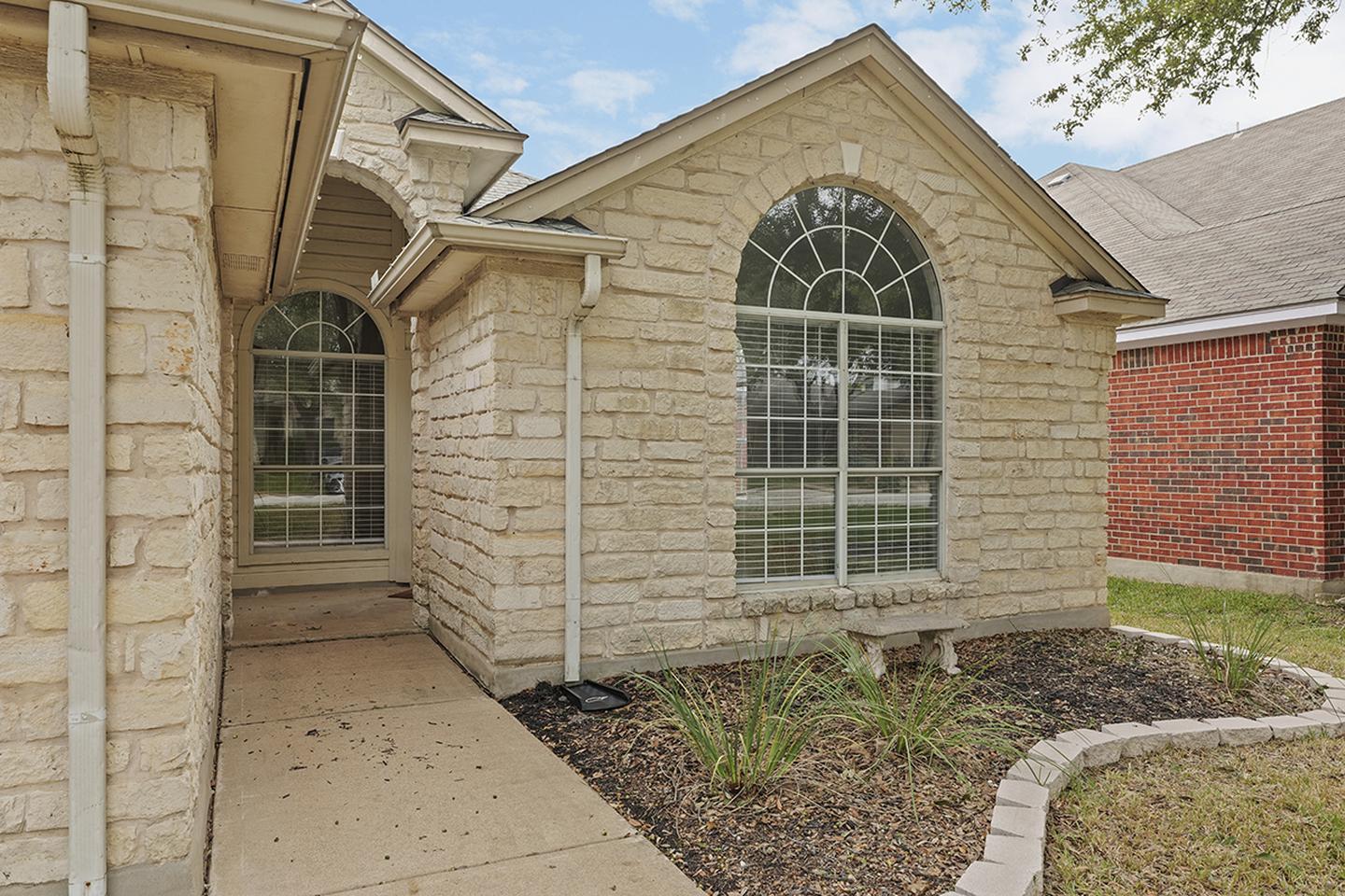 Building Photo - Spacious & comfy Willow Run home by Mills Pond