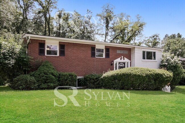 Building Photo - Remarkable Value. Unbeatable Location!