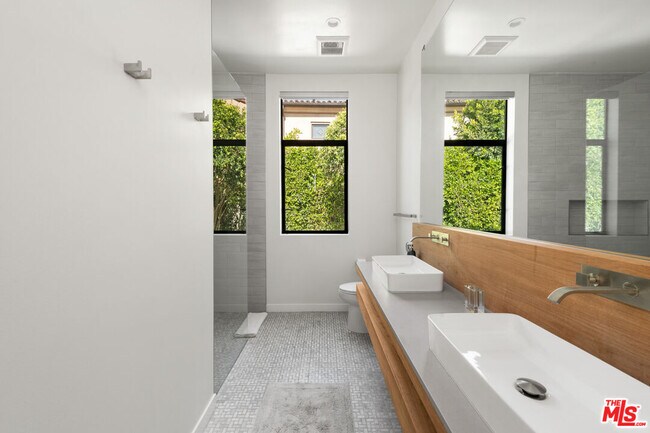 Building Photo - 28926 Cliffside Dr