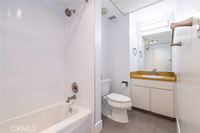 Building Photo - 2160 W Century Dr