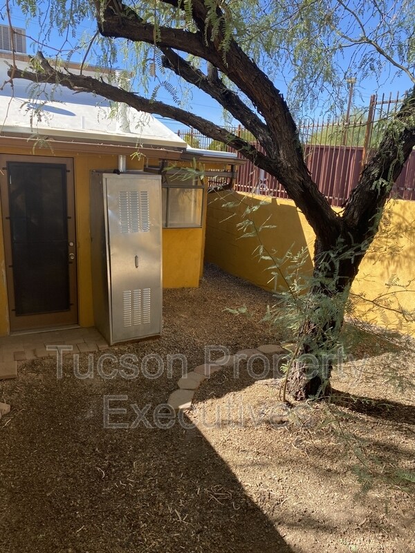 Building Photo - 837 S 8th Ave