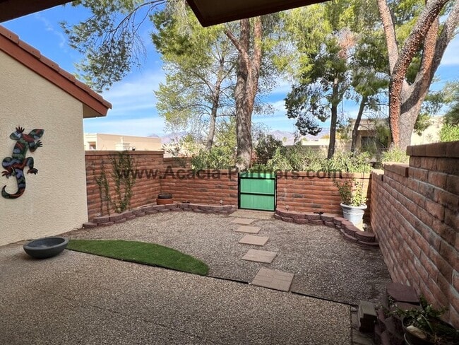 Building Photo - Three Bedroom Townhome in Coronado Ridge