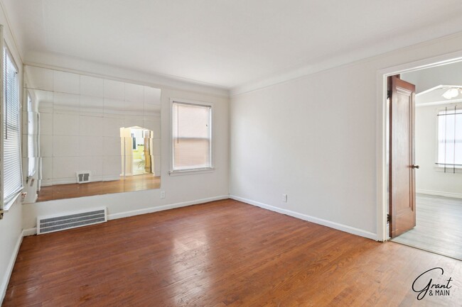 Building Photo - $1,150 - 2 bedroom Home East Side