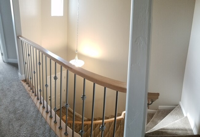 Building Photo - 3 bed -2.5 bath - Newer townhome in the he...