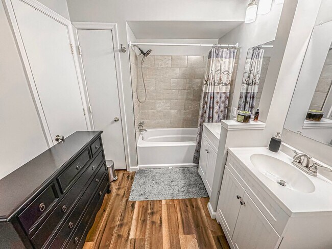 Building Photo - Beautiful Fully Furnished 2 Bed 1 Bath Condo With A Balcony In Desired Cardinal Forest