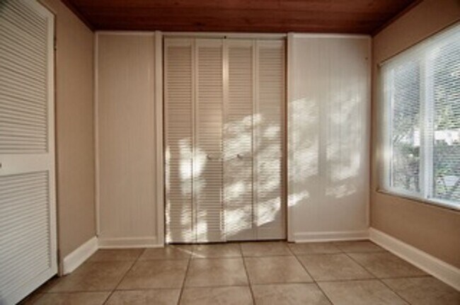 Building Photo - Beautiful Updated Home in Lake Access Community to the Chain of Lakes