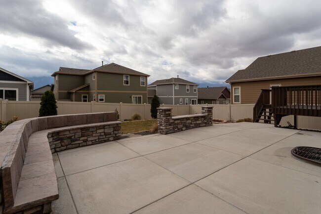 Building Photo - Beautiful Home with Stunning Views!