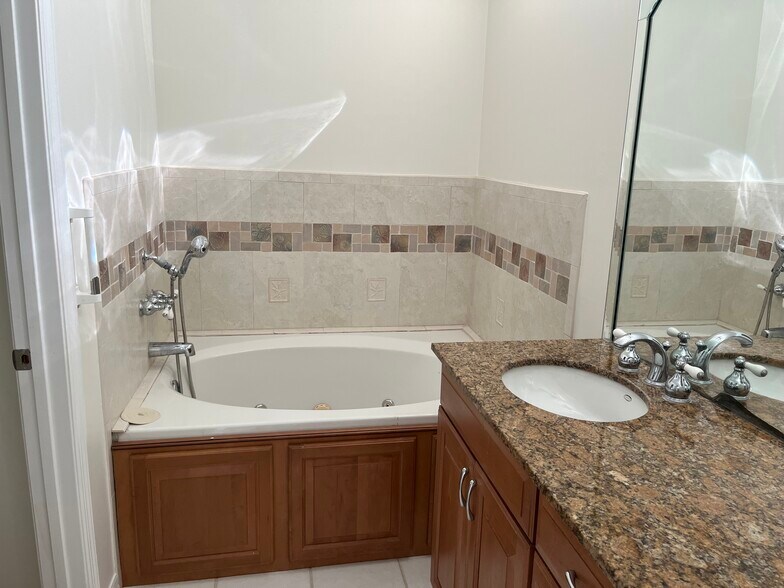 Garden Tub - 4950 Bayshore Blvd