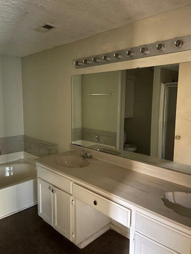 Building Photo - Rare 4 bedroom 2 bath in Moore Schools. 2 ...