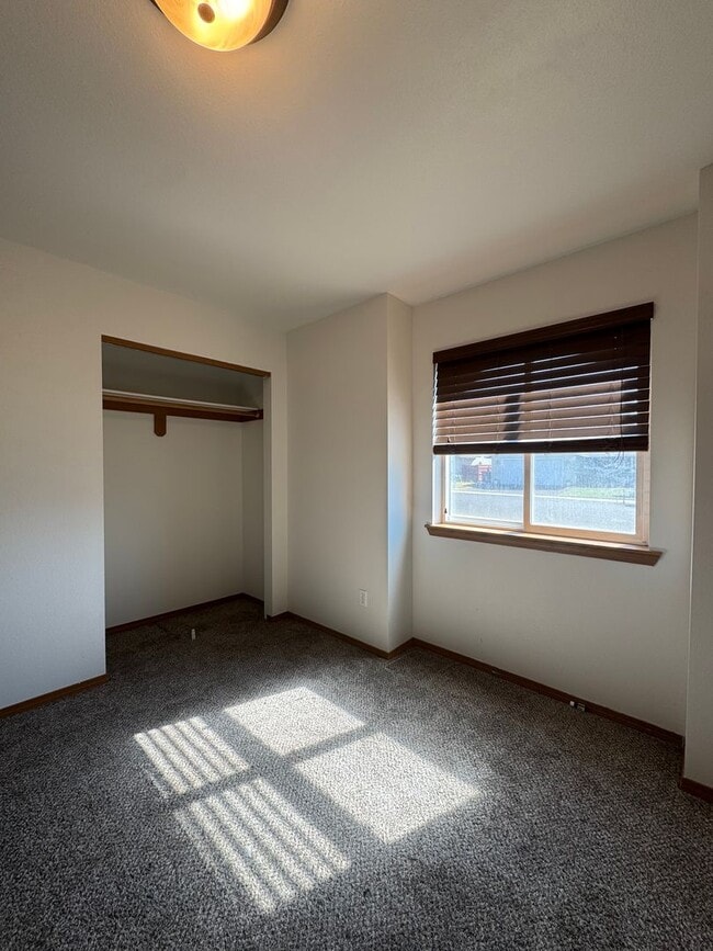 Building Photo - 3-Bedroom Home for Lease with Fenced Backyard