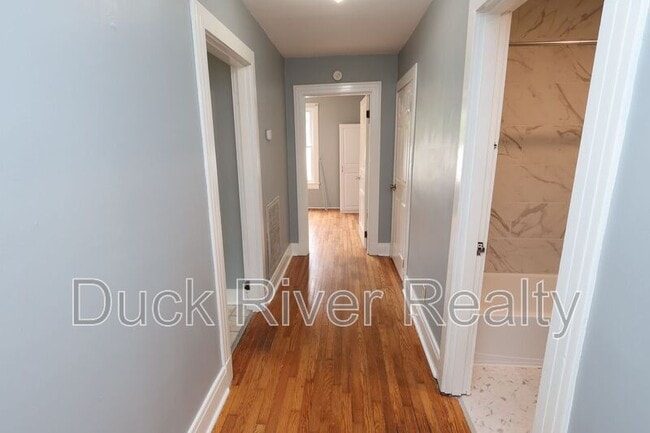 Building Photo - 504 W 6th St