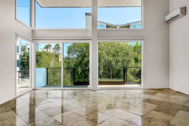 Building Photo - 29 Yawl St