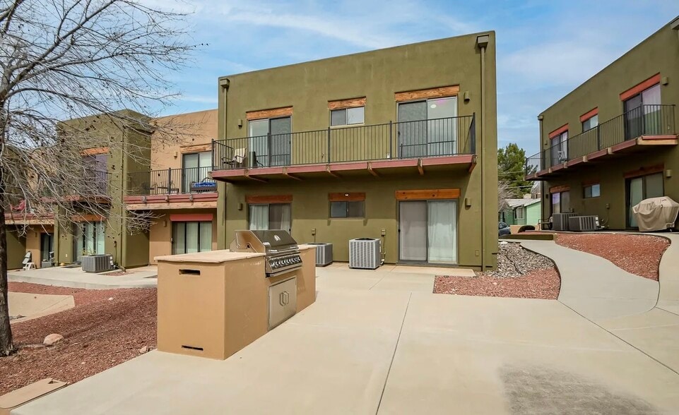 Building Photo - 4220 N Montezuma Ave