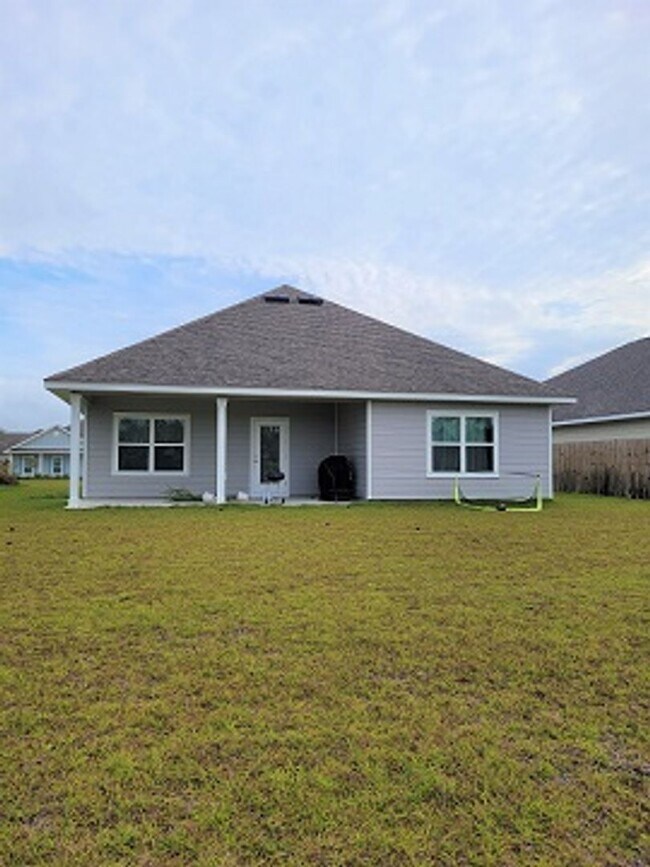 Building Photo - Bridge Harbor!  4 bedroom 2 bath home with...