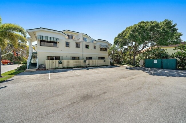 Building Photo - 860 Bella Vista Ct S