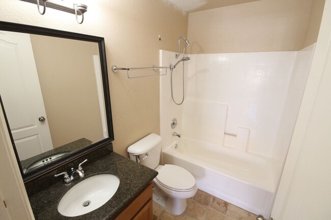 Building Photo - Delightful 2 Bedroom 2 Bath Condo in UTC