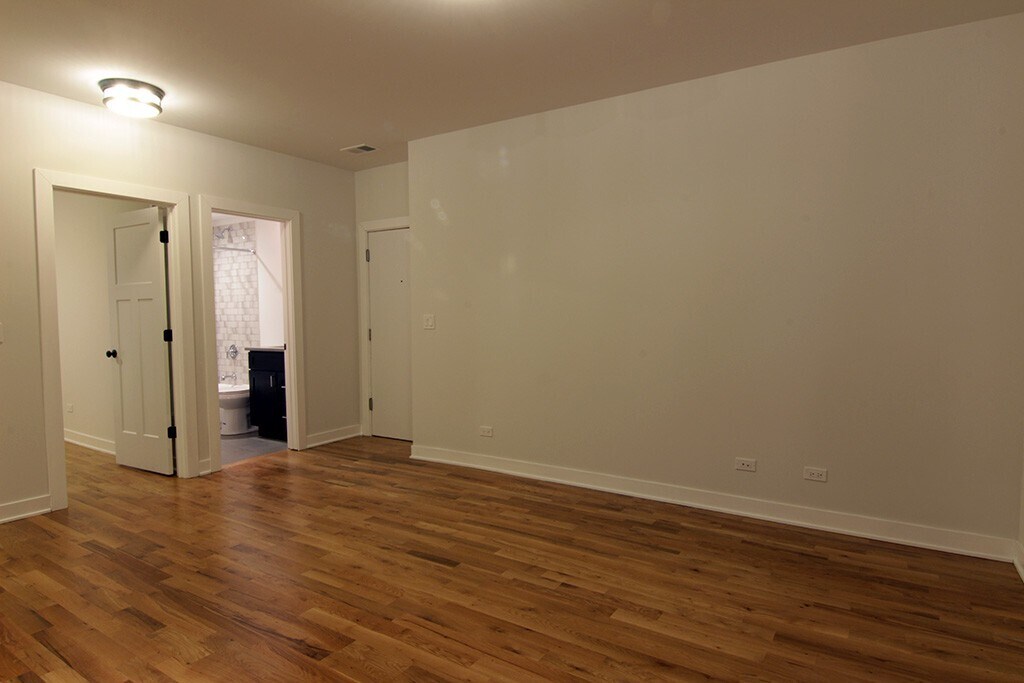 Building Photo - 2224 W Eastwood Ave