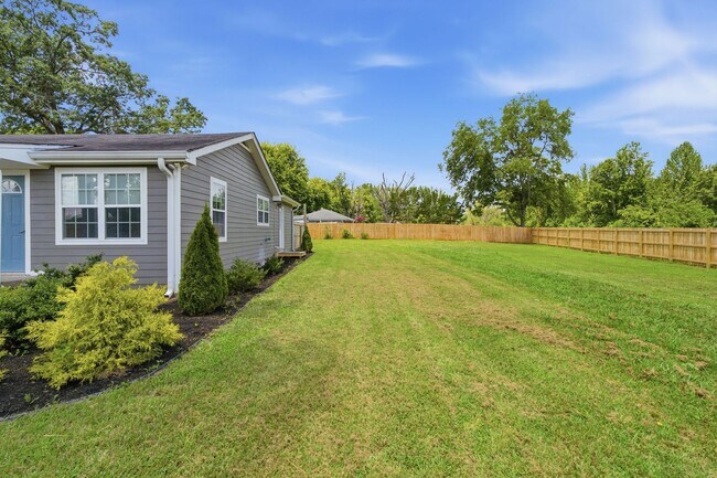 Building Photo - Charming Updated Home with Expansive Yard in Joelton!