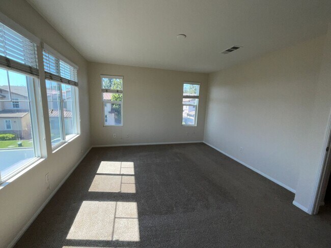 Building Photo - 35884 Crickhowell Ave