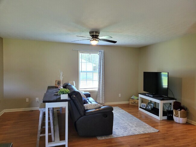 Building Photo - 2 Bed, 2 Bath Apartment with 9-Foot Ceilings in White House
