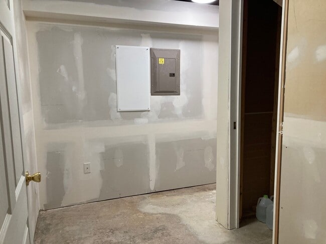 Building Photo - Spacious 4 Bedroom on Upriver Drive