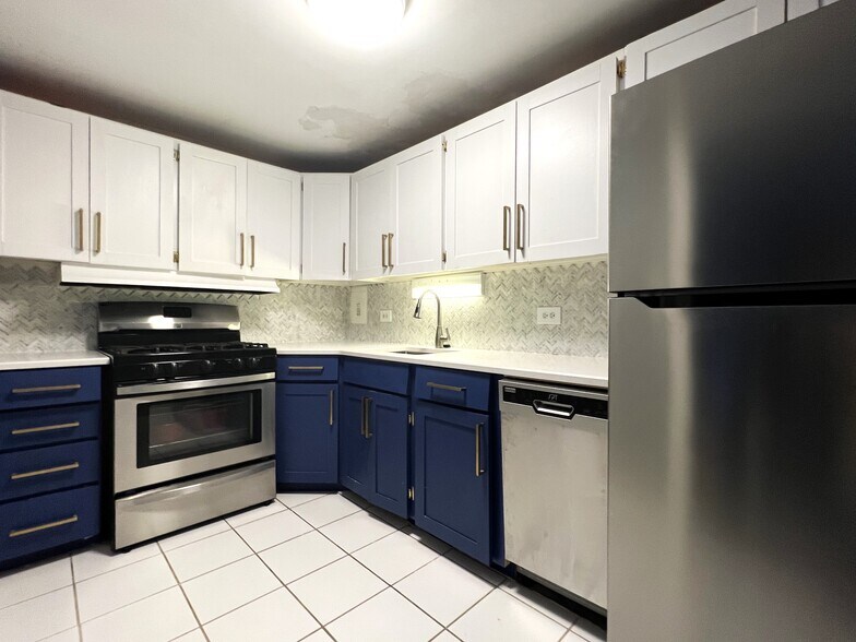 Building Photo - 253 E Delaware Pl