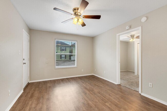 Building Photo - 1516 Broadmoor Dr